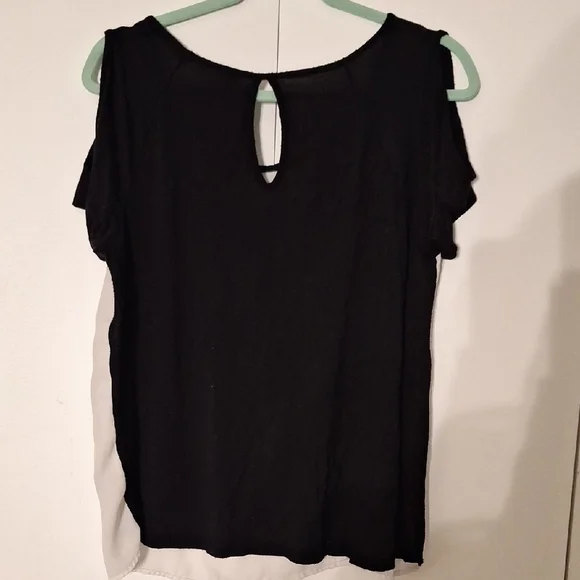 Chic Black and White Cat Print Blouse - Picture 6 of 7